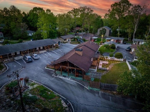 CedarWood Inn - image 11