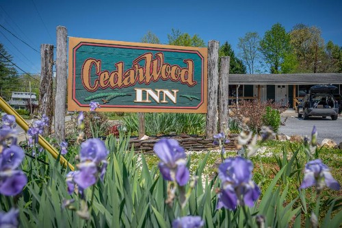 CedarWood Inn - image 2
