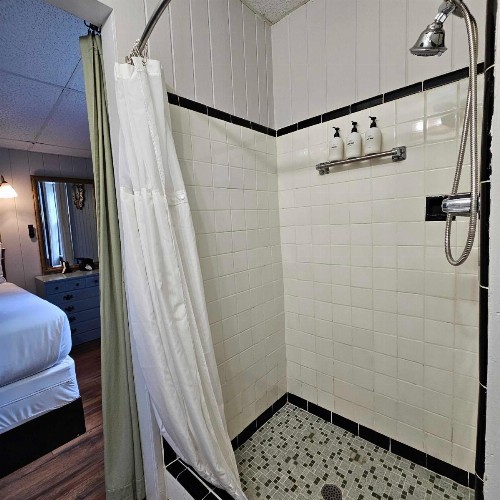 CedarWood Inn - image 4