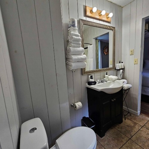 CedarWood Inn - image 5