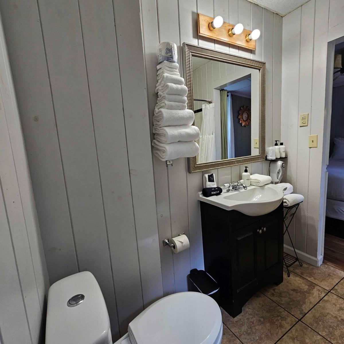 CedarWood Inn - image 5