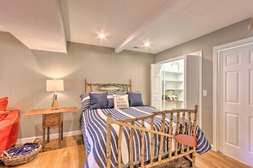 Upscale Hendersonville Lake Apt Dock Deck and View