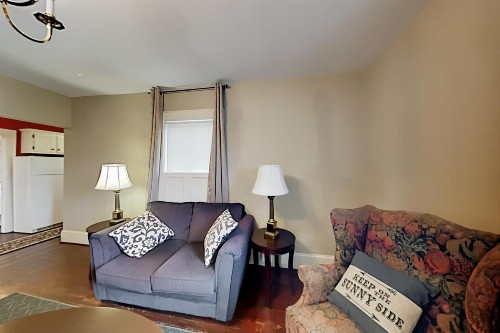 Maxwell House #3 Petit Manseng - 3 Mins to Winery Duplex