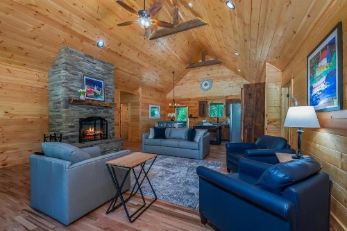 Clear Creek Hideaway - image 1