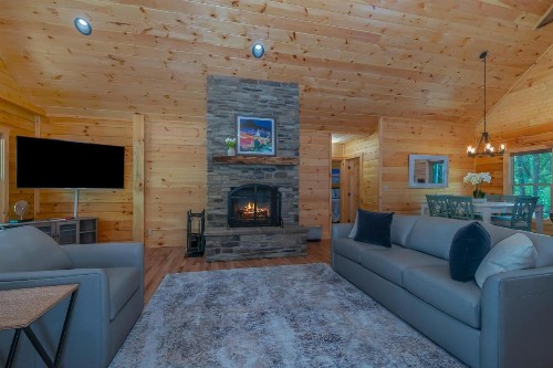 Clear Creek Hideaway - image 3