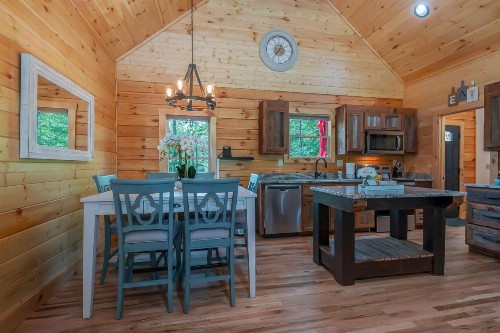 Clear Creek Hideaway - image 5
