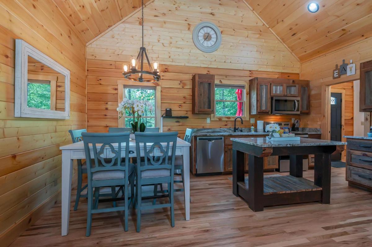 Clear Creek Hideaway - image 5