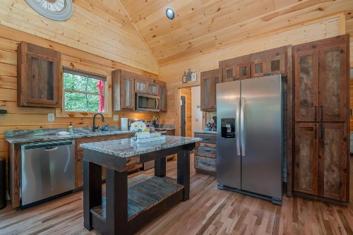 Clear Creek Hideaway - image 6