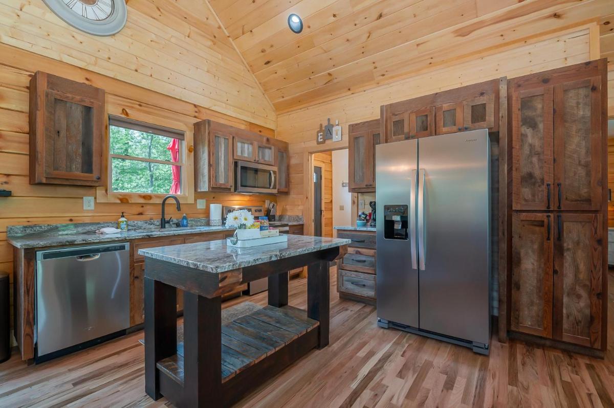 Clear Creek Hideaway - image 6