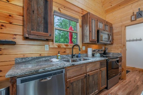 Clear Creek Hideaway - image 7