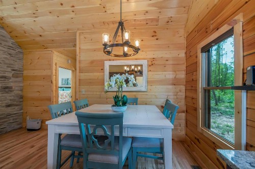 Clear Creek Hideaway - image 8