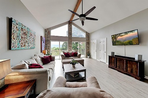 Mountain-View Oasis - Fireplace Deck & Sunroom home