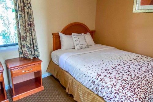 Rodeway Inn - image 10