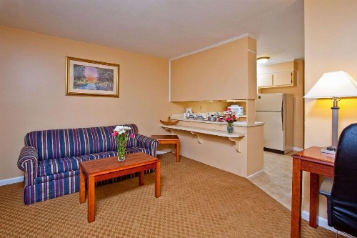 Rodeway Inn - image 2
