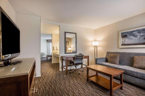 Quality Inn & Suites Hermosa Beach - image 10