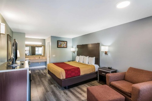 Econo Lodge Hesperia - Victorville I-15 - image 10