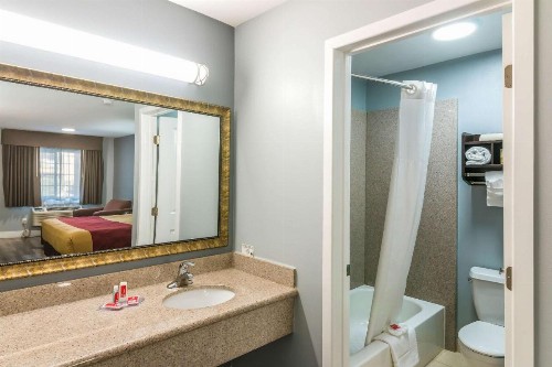 Econo Lodge Hesperia - Victorville I-15 - image 12