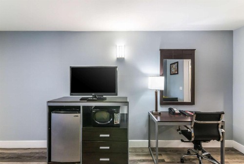 Econo Lodge Hesperia - Victorville I-15 - image 17