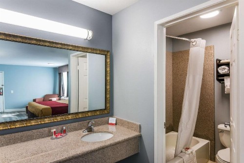 Econo Lodge Hesperia - Victorville I-15 - image 23
