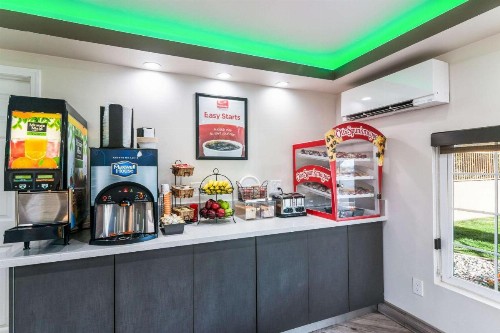 Econo Lodge Hesperia - Victorville I-15 - image 24