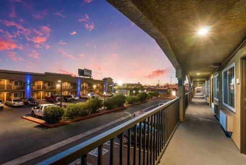 Econo Lodge Hesperia - Victorville I-15 - image 30