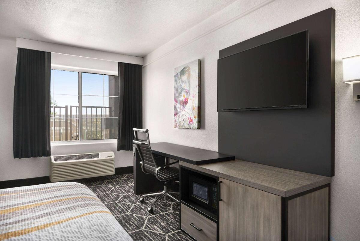 La Quinta by Wyndham Hesperia Victorville - image 2
