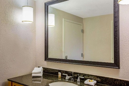 La Quinta by Wyndham Miami Lakes - image 2