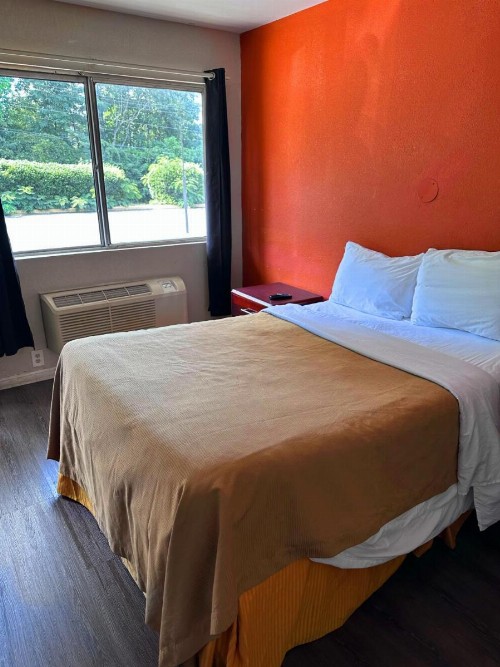 Budget Inn - image 4