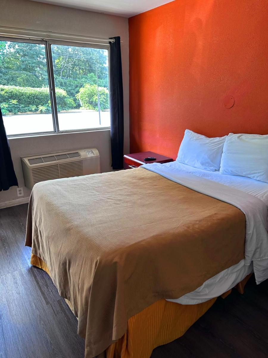Budget Inn - image 4