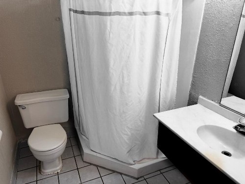 Budget Inn - image 5
