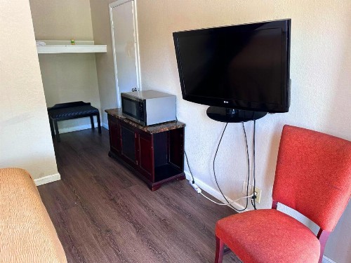 Budget Inn - image 6