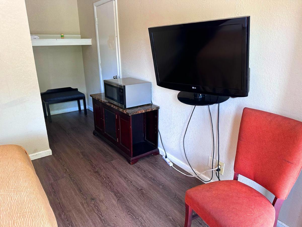 Budget Inn - image 6