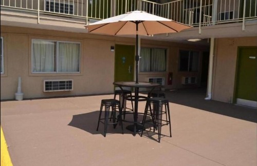 Budget Inn - image 7
