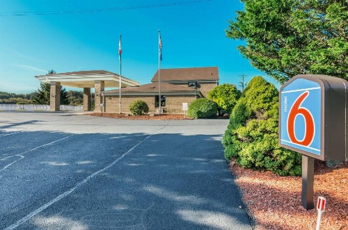 Motel 6-Hillsville VA - image 13