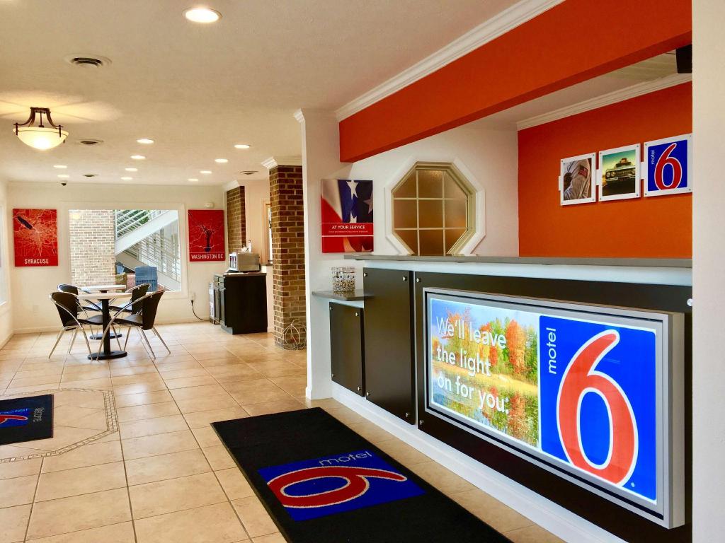 Motel 6-Hillsville VA - image 2