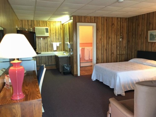 Knob Hill Motor Lodge - image 1