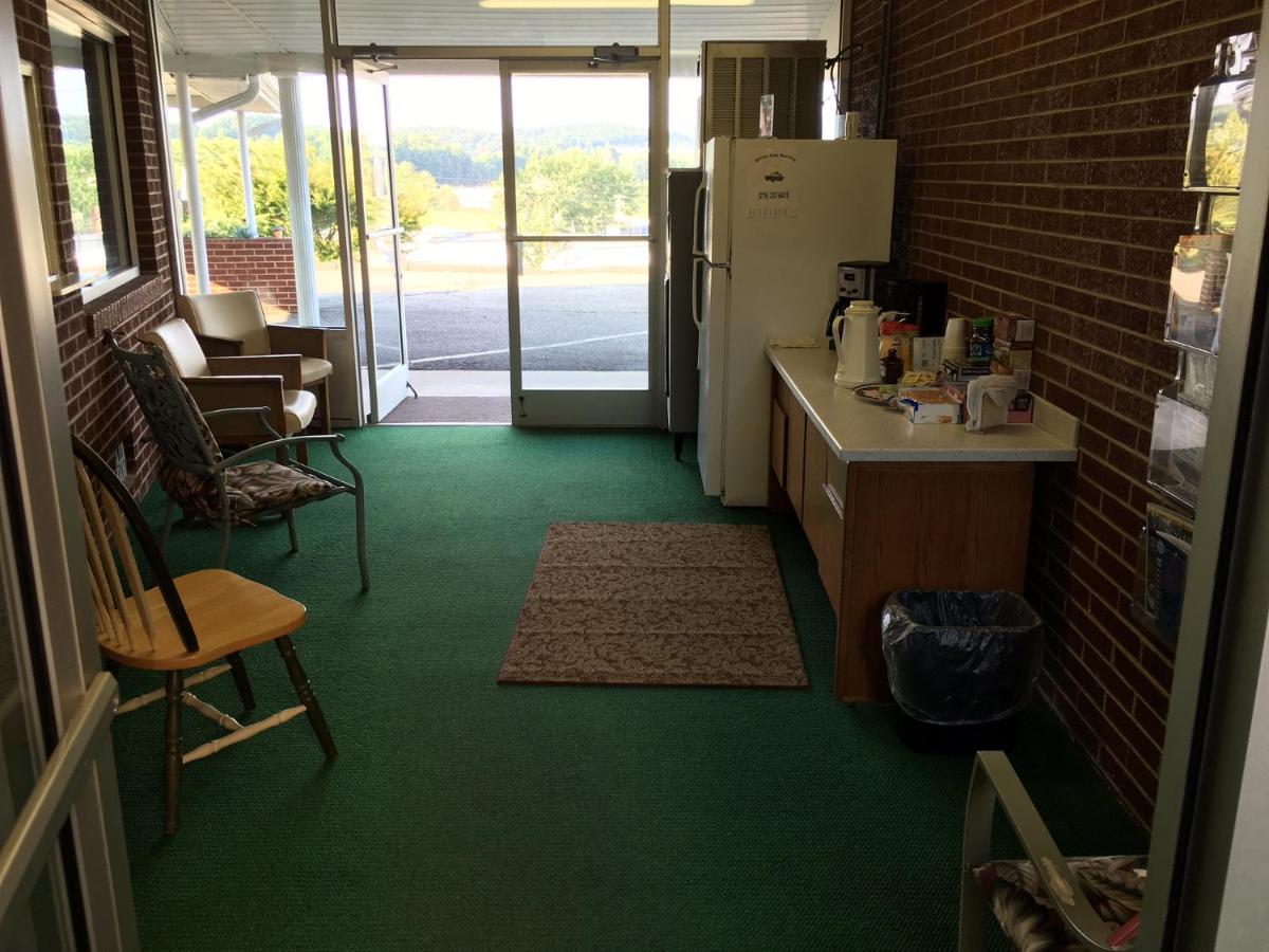 Knob Hill Motor Lodge - image 2