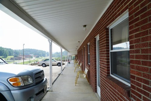 Knob Hill Motor Lodge - image 4