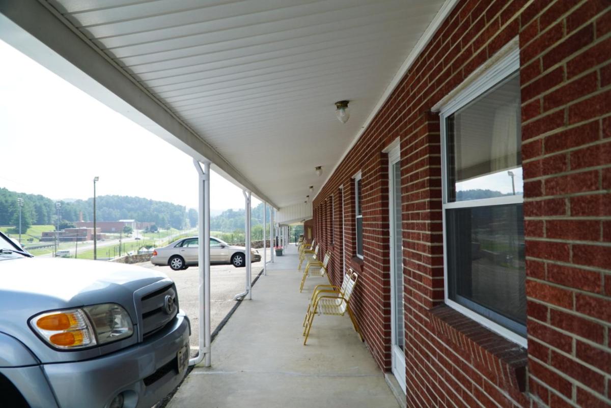 Knob Hill Motor Lodge - image 4