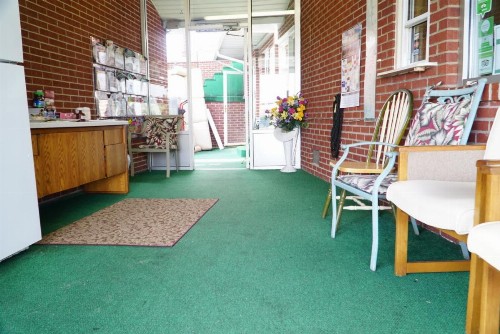 Knob Hill Motor Lodge - image 5