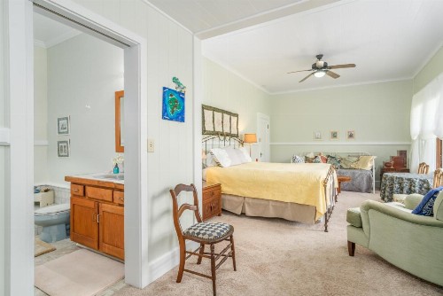 Old Hawaiian Bed and Breakfast - image 8