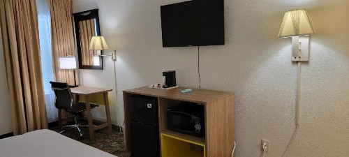 Days Inn by Wyndham Hilton Head - image 33