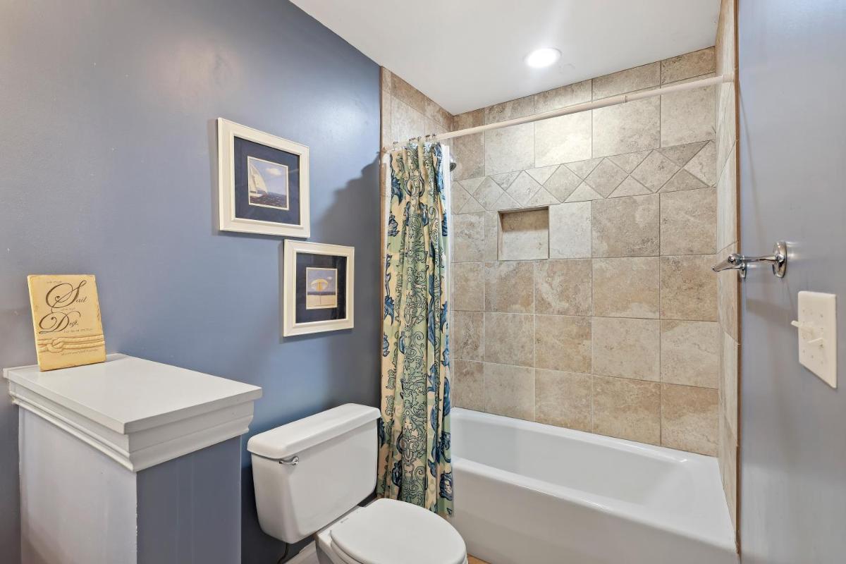 154 The Greens 3 BR Shipyard Condo - image 4