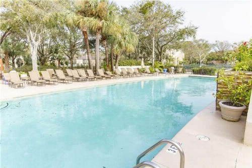 Island Club - image 4