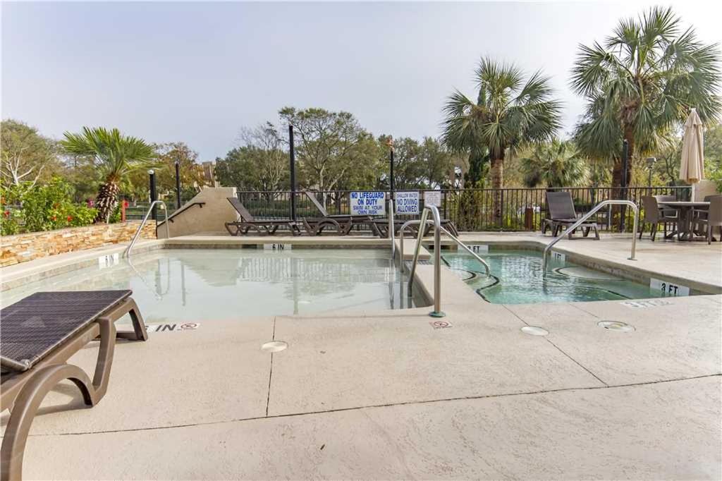 Island Club - image 6