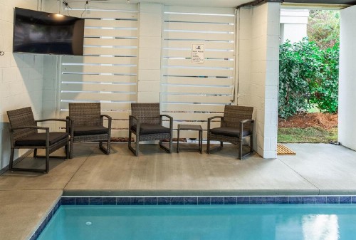 *** New 5 Bed/4 Bath Home with Elevator Private Pool & 6-Seater Golf Cart *** - image 1
