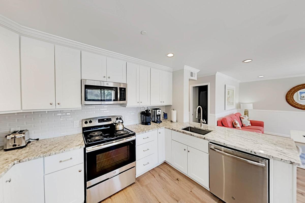 Great 2BR by the Beach - Newly Remodeled Villa condo - image 6