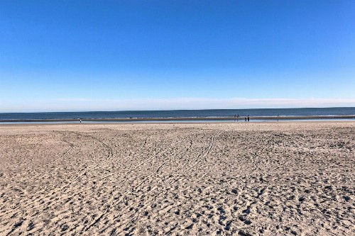 Beach Pebble Townhome about quarter Mile to Ocean! - image 1