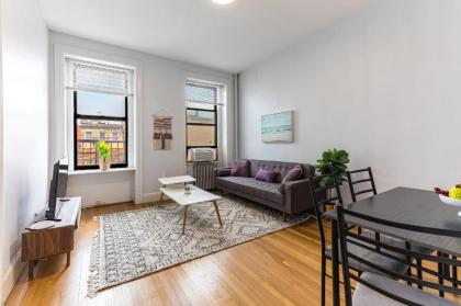Bright & Stylish 1BR with Workspace
