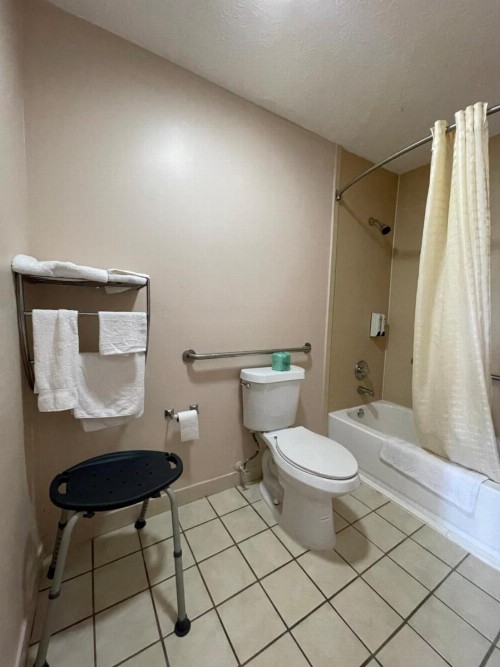 Garden Inn & Suites - image 10